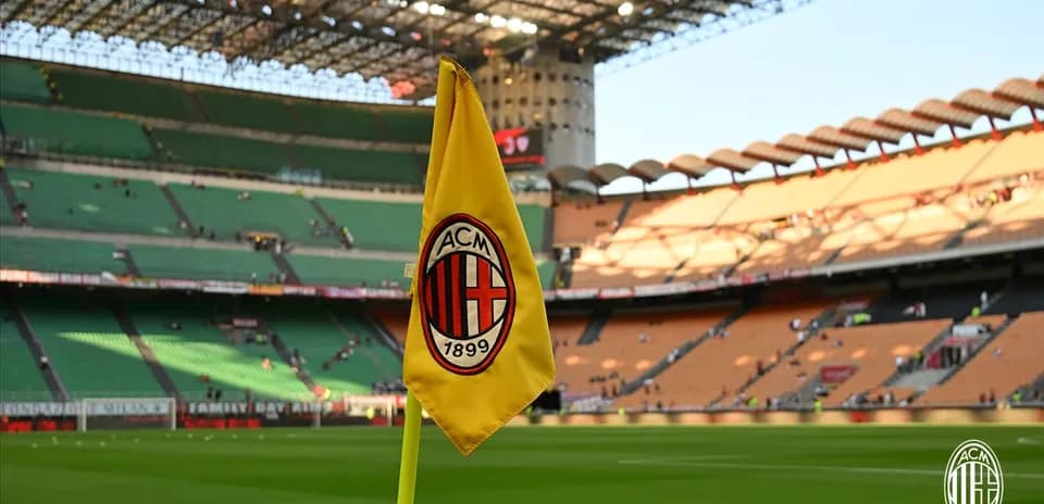 Уголок поля с флагом AC Milan