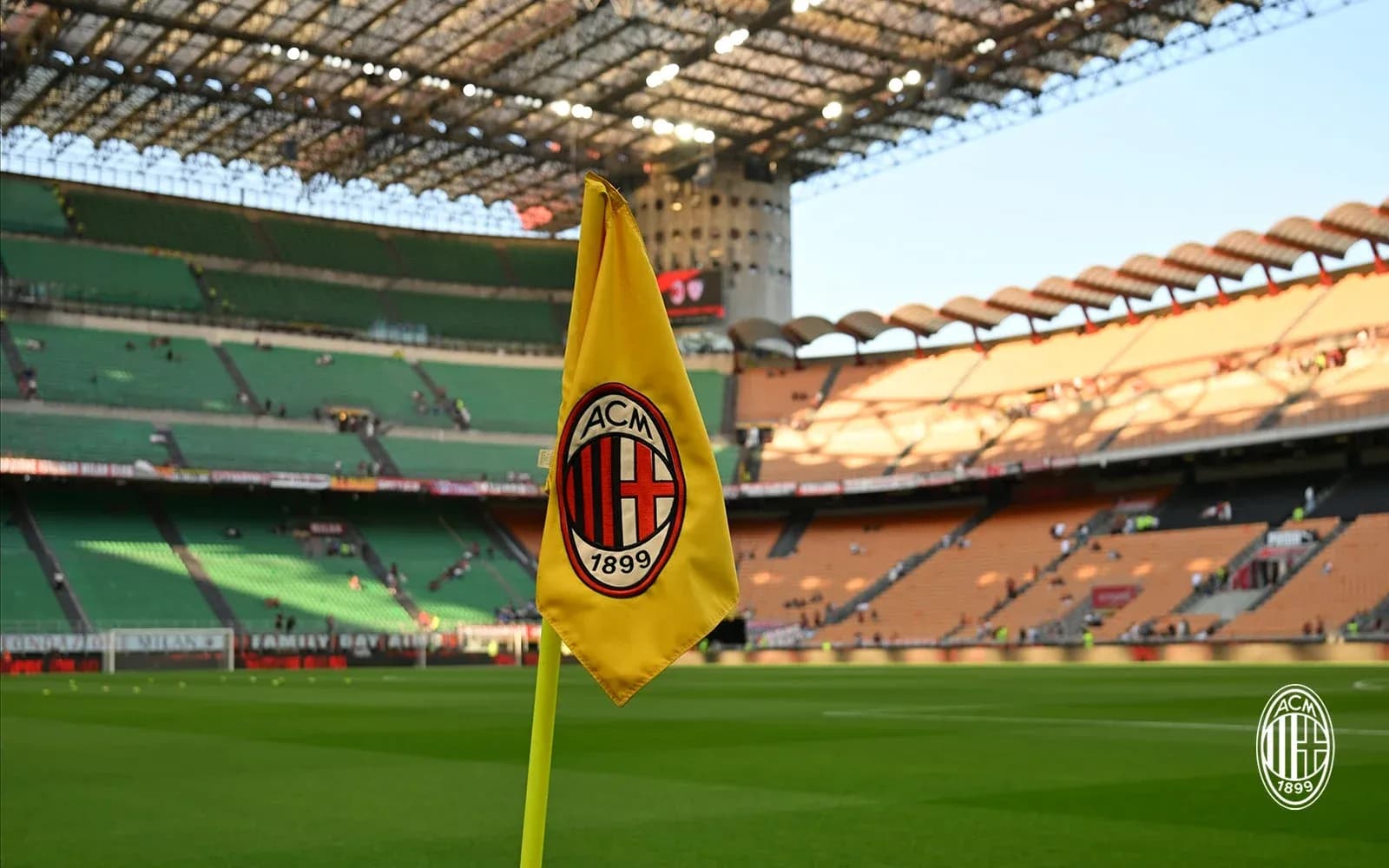 Уголок поля с флагом AC Milan