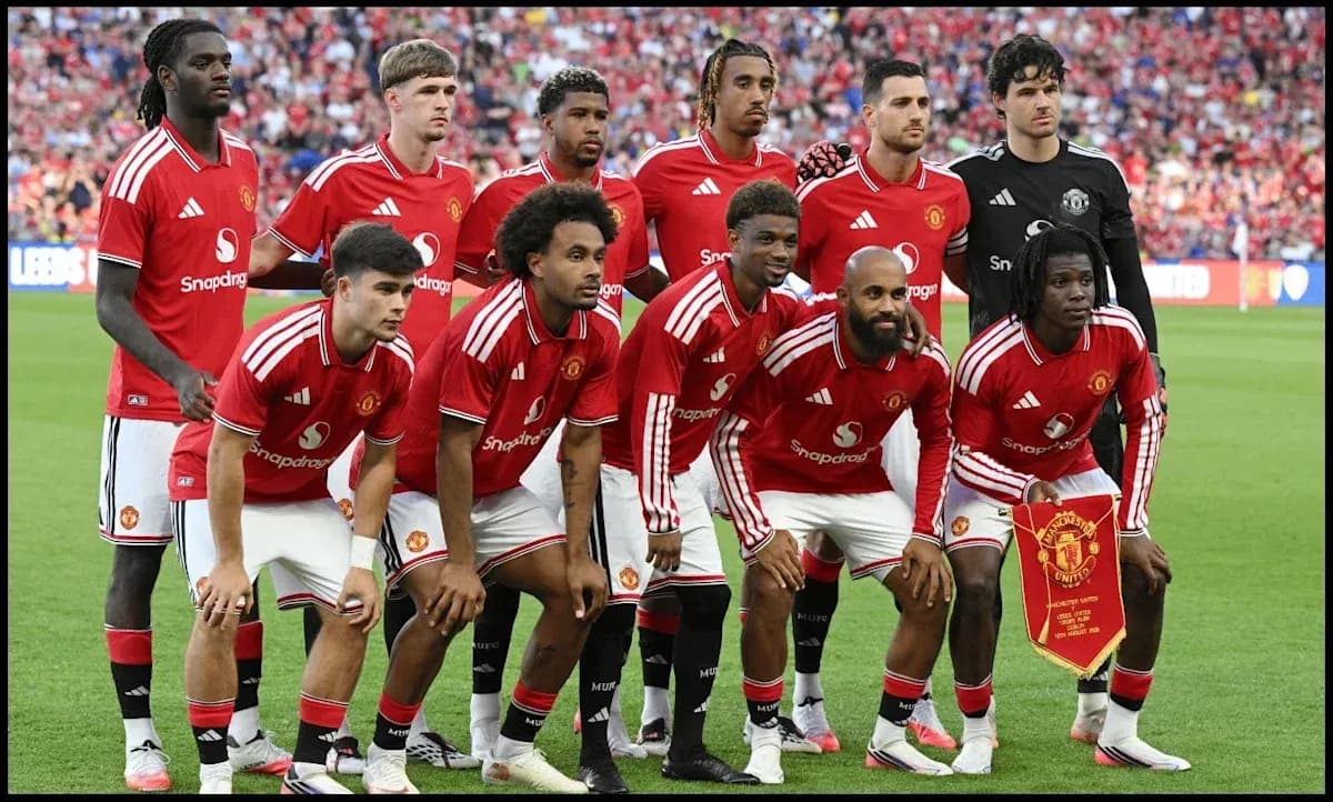 Команда Manchester United позирует на поле перед матчем