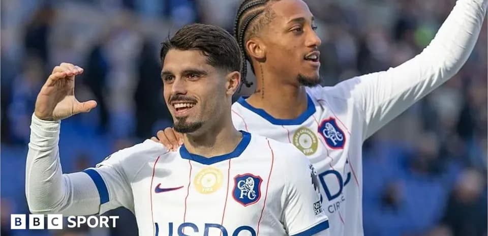 Игроки Chelsea празднуют успех после матча