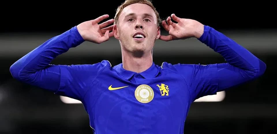 Игрок Челси празднует гол на поле