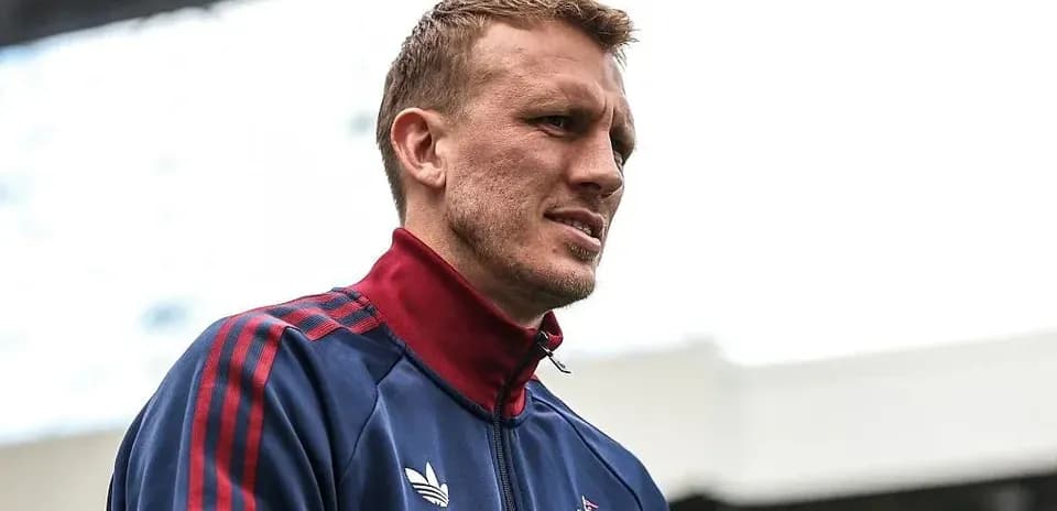 Игрок команды в тренировочной одежде на стадионе