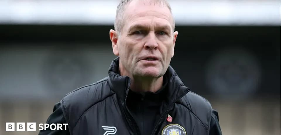 Тренер клуба Gainsborough Trinity на поле