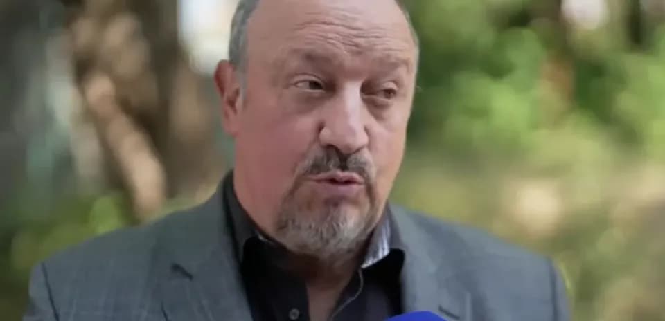 Тренер дает интервью на фоне природы