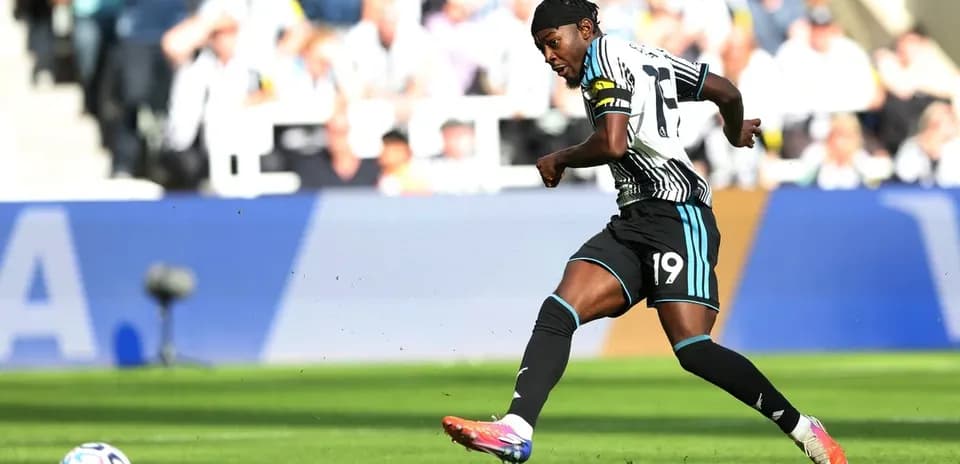 Игрок Newcastle United бьет по мячу на поле