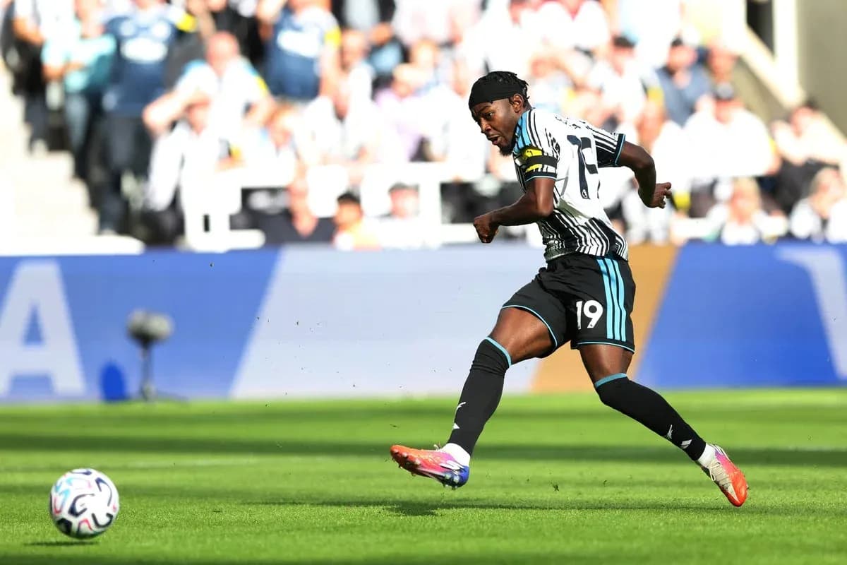 Игрок Newcastle United бьет по мячу на поле