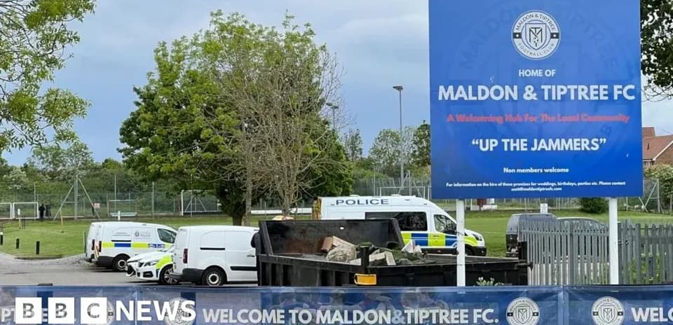 Знак клуба Maldon & Tiptree FC у стадиона