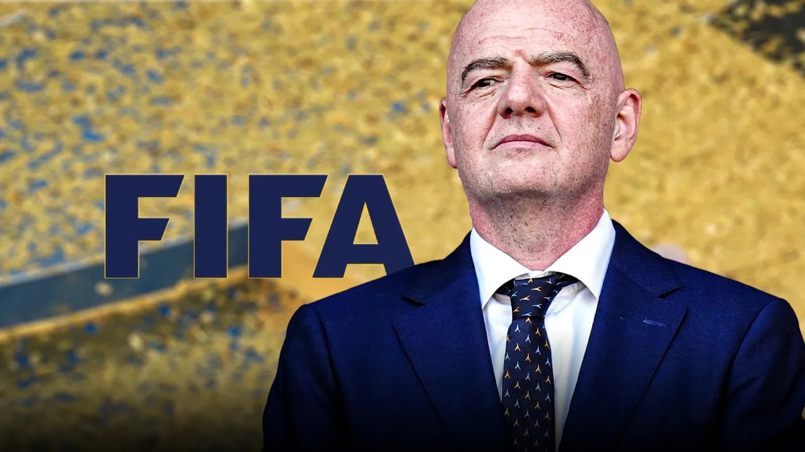 Человек в костюме с логотипом FIFA на фоне