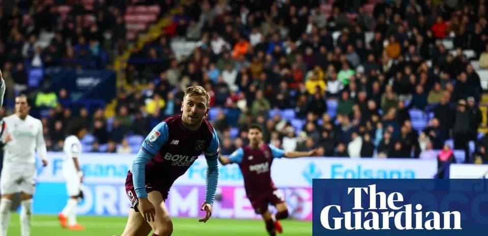 Игрок команды West Ham United на футбольном поле
