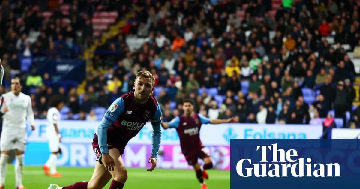 Игрок команды West Ham United на футбольном поле