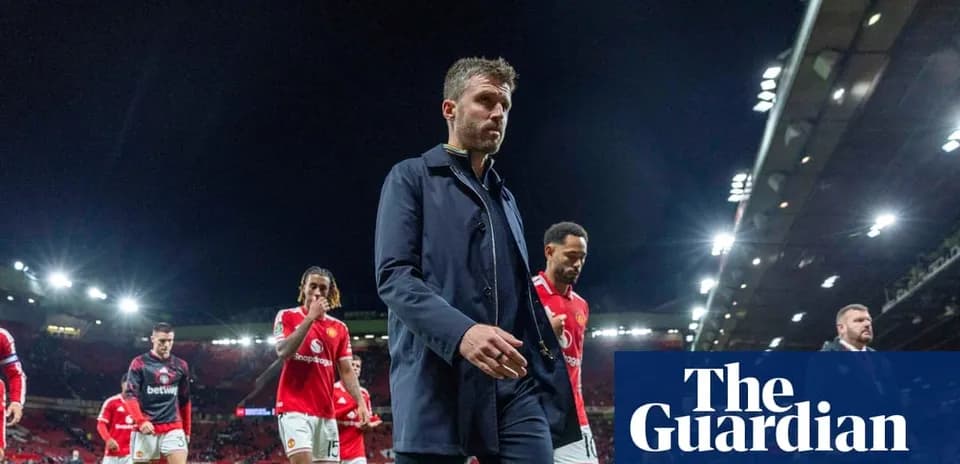 Игроки Manchester United покидают поле после матча