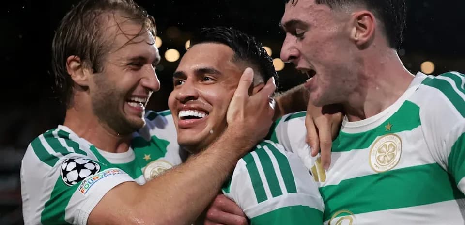 Игроки Celtic радуются после забитого гола