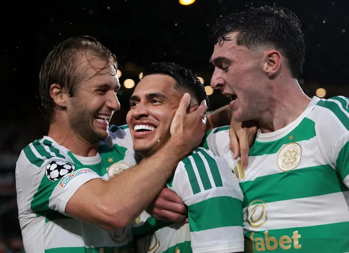 Игроки Celtic радуются после забитого гола