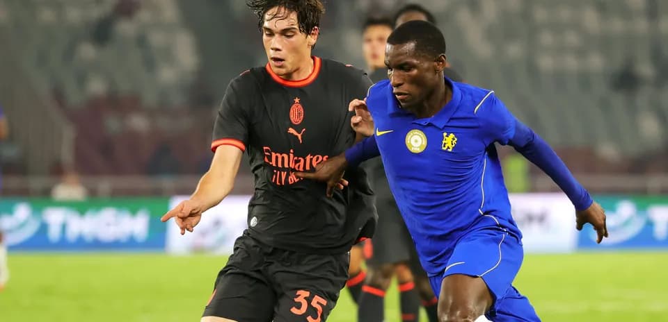 Игроки AC Milan и Chelsea борются за мяч