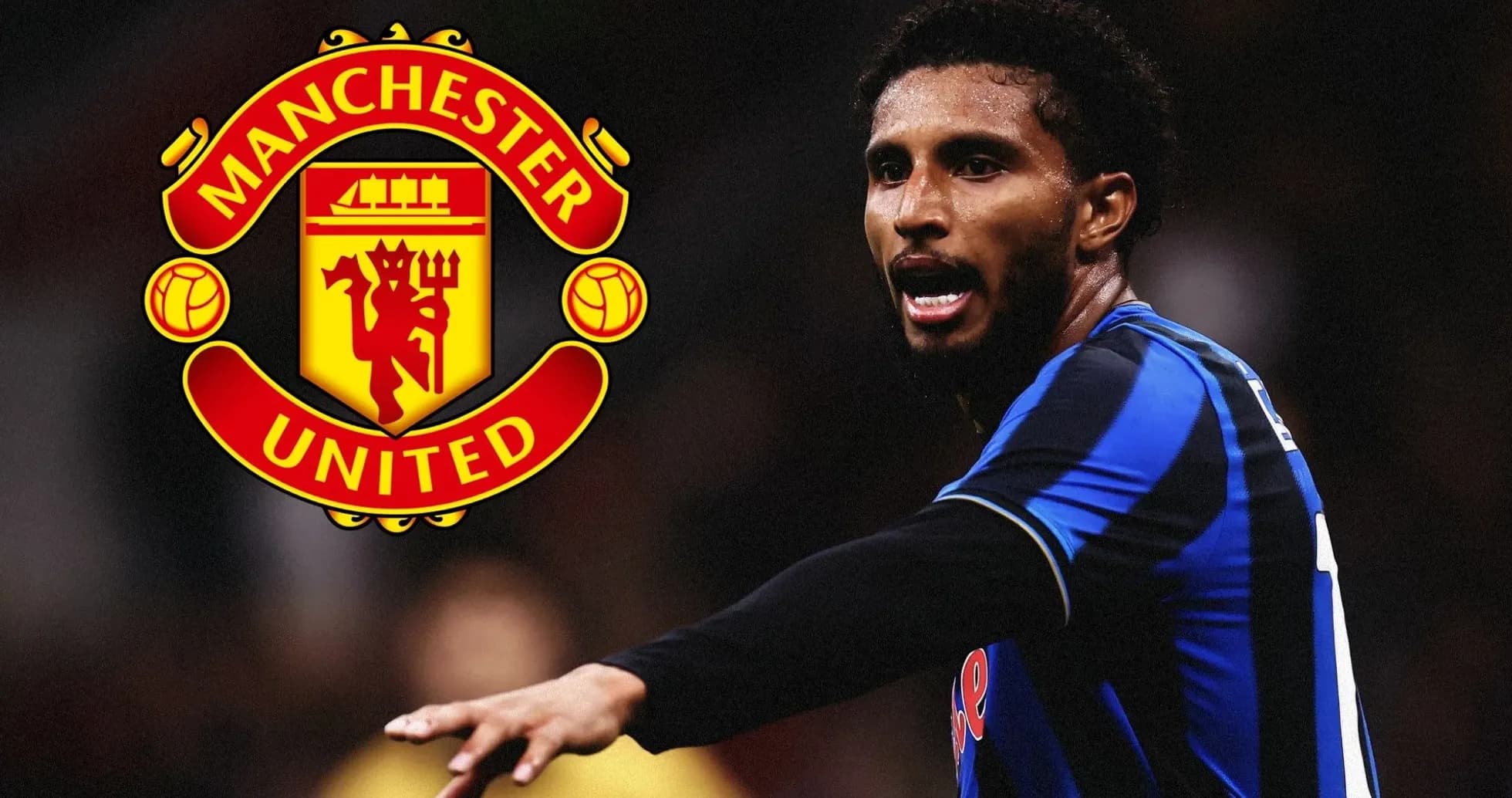 Игрок показывает жест, рядом логотип Manchester United