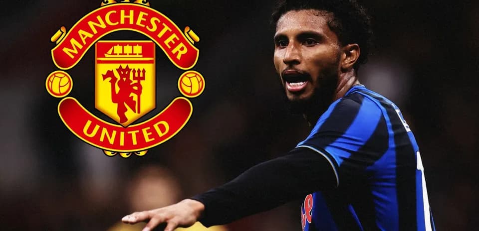 Игрок показывает жест, рядом логотип Manchester United