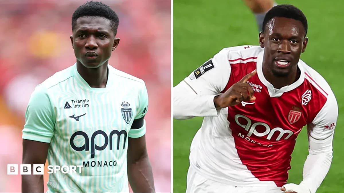Два игрока AS Monaco в разных формах на поле