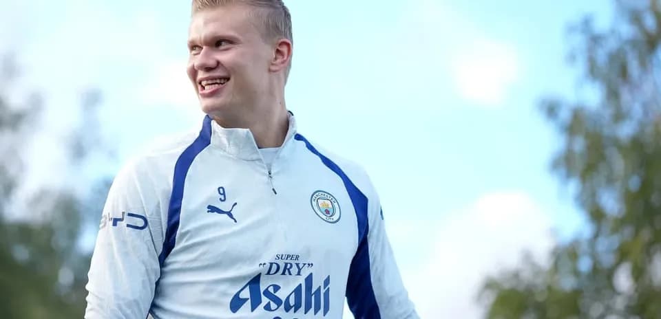 Игрок в тренировочной одежде Manchester City на поле