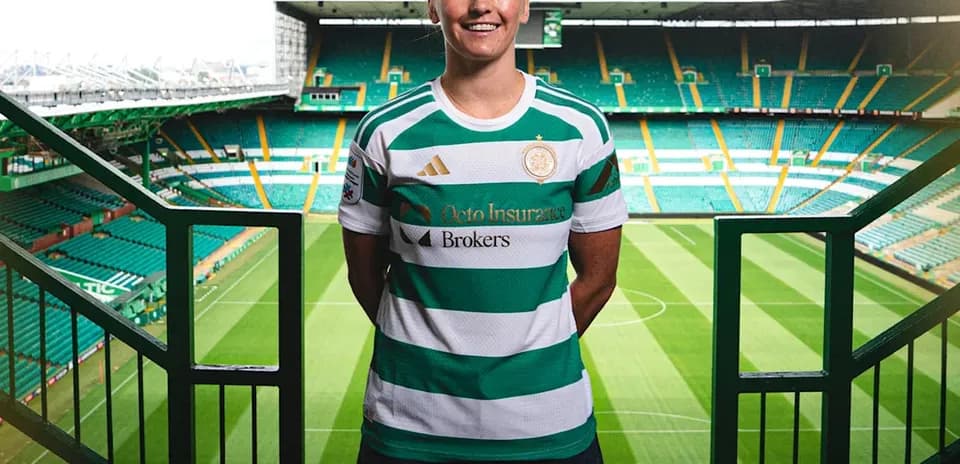 Игрок в футболке Celtic на стадионе Celtic Park