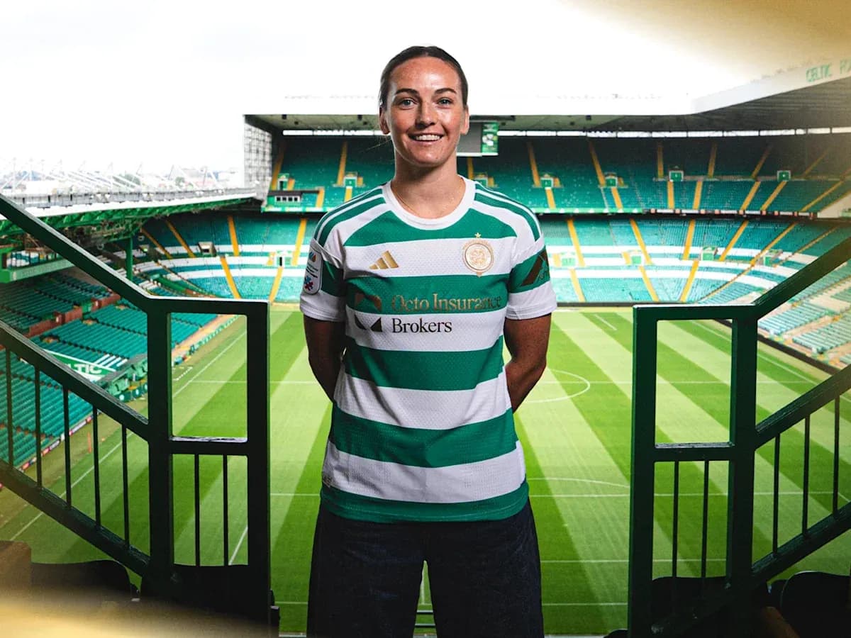 Игрок в футболке Celtic на стадионе Celtic Park