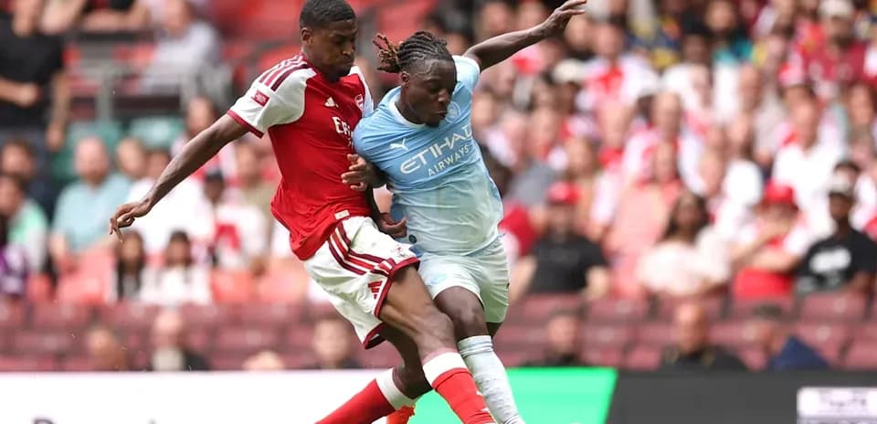 Игроки Arsenal и Manchester City борются за мяч