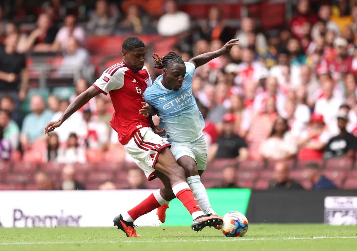 Игроки Arsenal и Manchester City борются за мяч