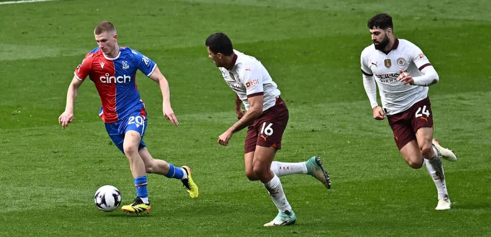 Игрок Crystal Palace ведет мяч, соперники преследуют