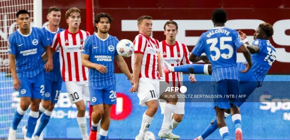 Игроки команды Brighton в момент игры против Brentford