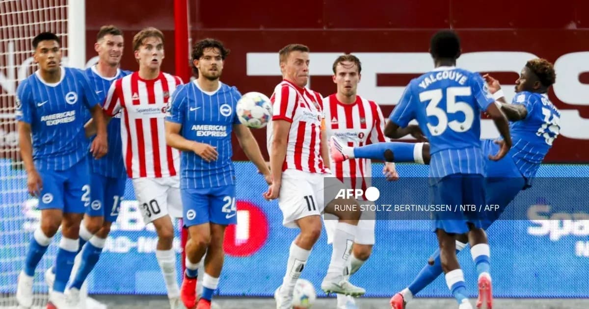 Игроки команды Brighton в момент игры против Brentford
