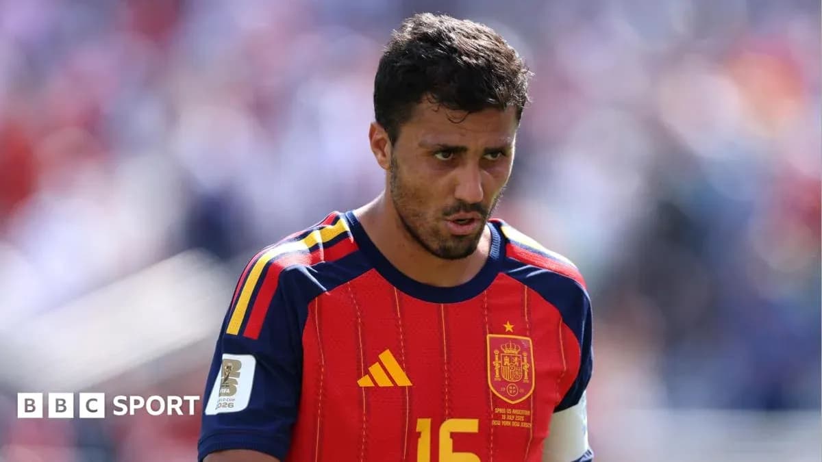 Игрок сборной Испании на поле во время матча