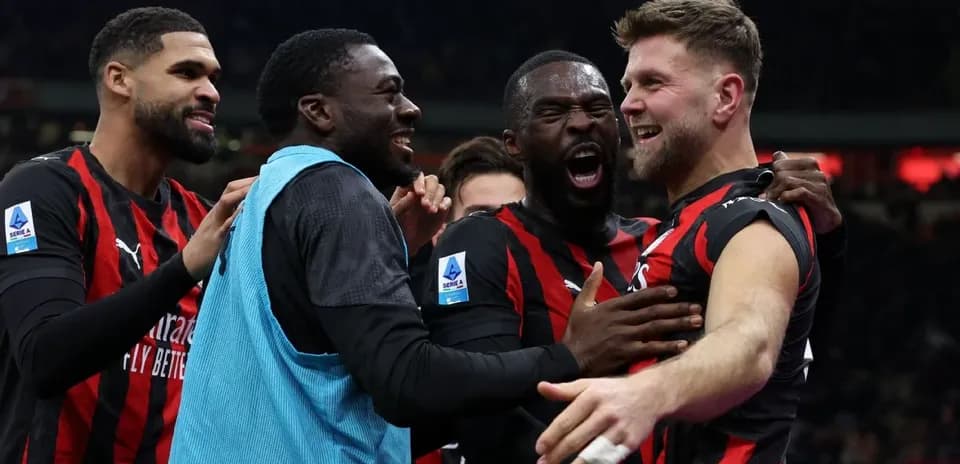 Игроки AC Milan празднуют гол