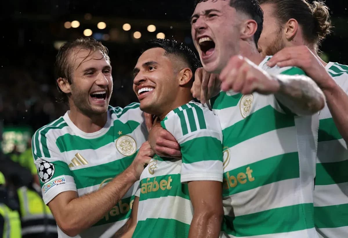 Игроки Celtic празднуют гол на стадионе