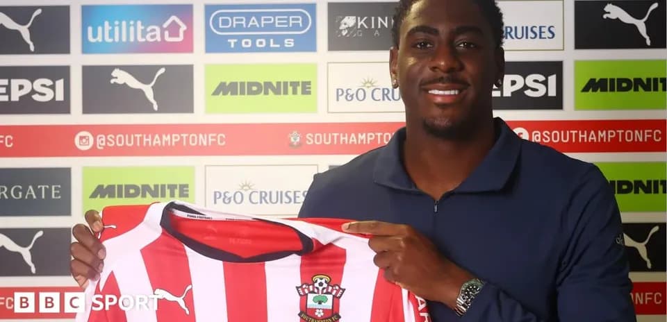 Игрок с футболкой Southampton на пресс-конференции