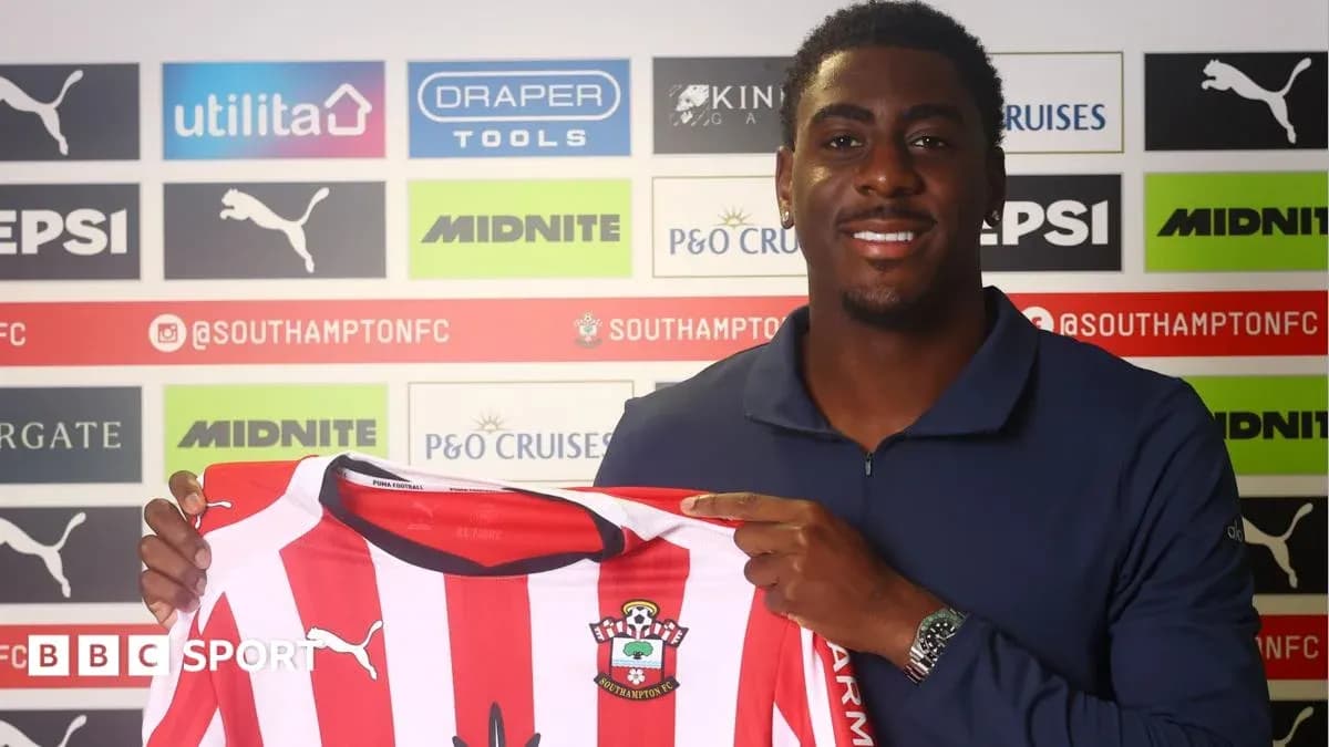 Игрок с футболкой Southampton на пресс-конференции