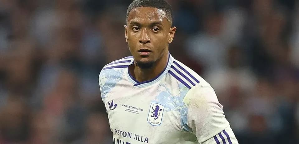 Игрок Aston Villa в игровом процессе на поле