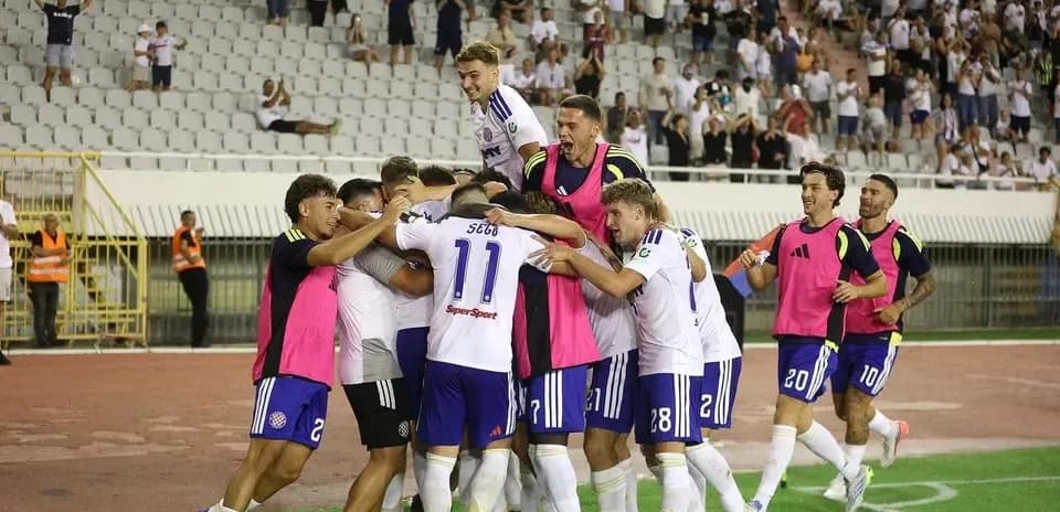 Игроки Андерлехта празднуют гол