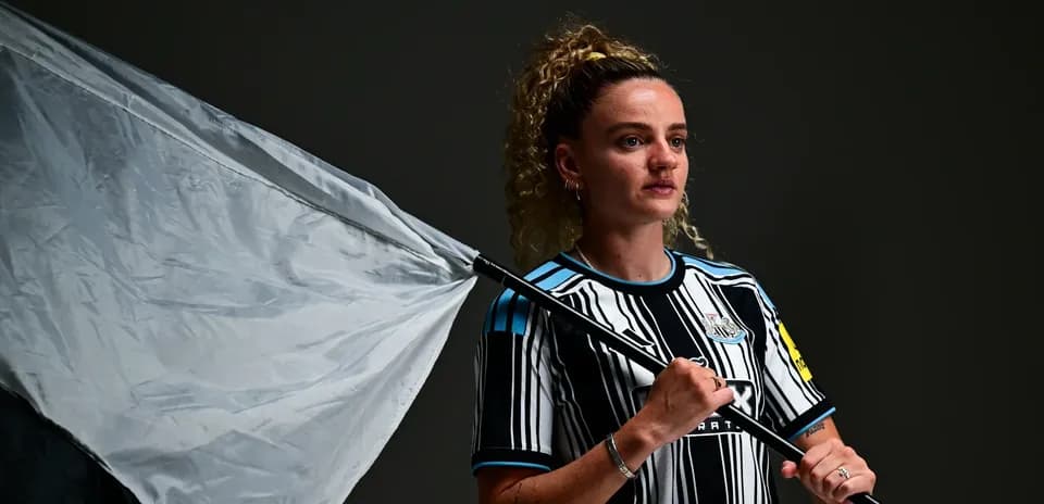 Игрок в форме Newcastle с флагом на фоне