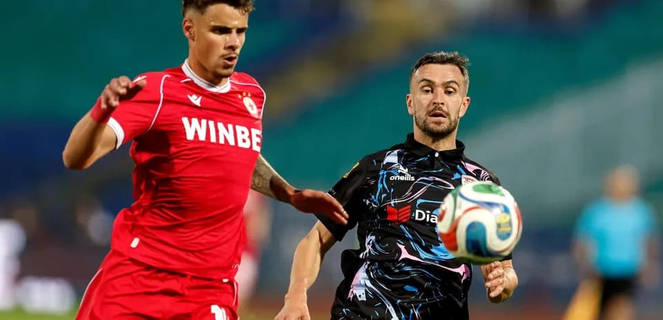 Игроки OFI и CSKA София в борьбе за мяч