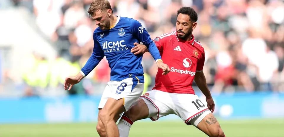 Игроки Everton и Manchester United борются за мяч