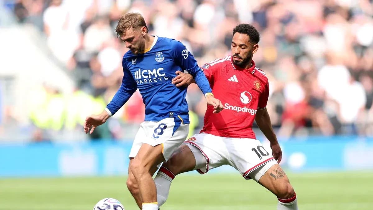 Игроки Everton и Manchester United борются за мяч