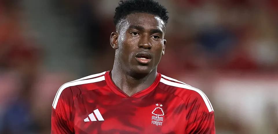 Игрок в красной форме Nottingham Forest на поле