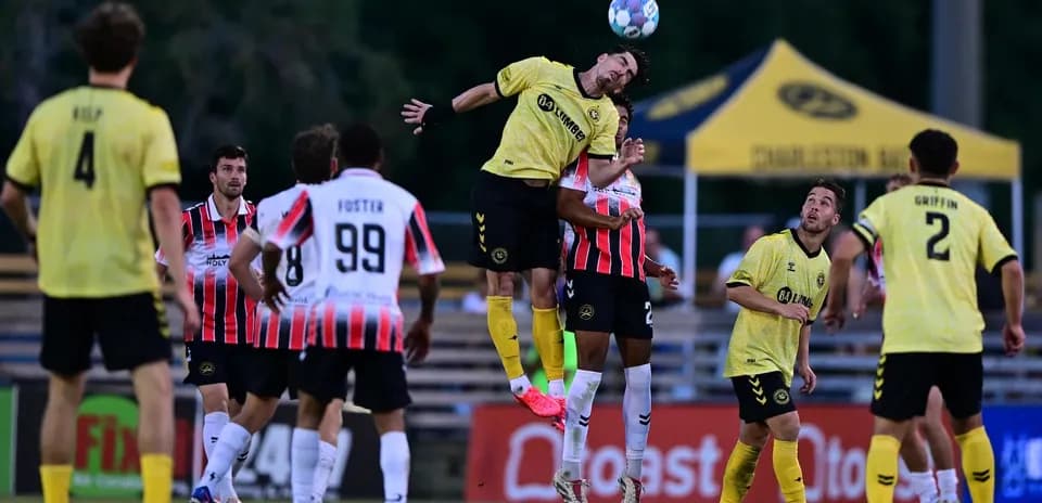 Игроки Charleston Battery и Pittsburgh Riverhounds в борьбе за мяч