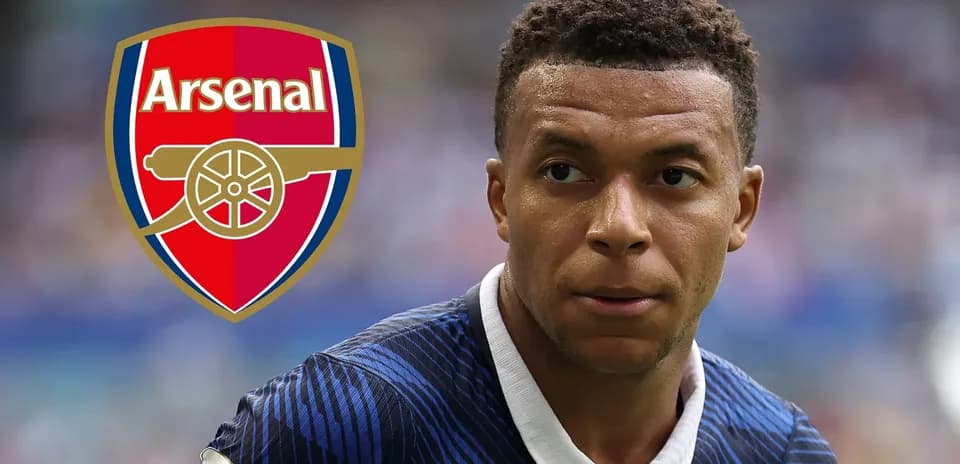 Игрок в синей форме с логотипом Arsenal