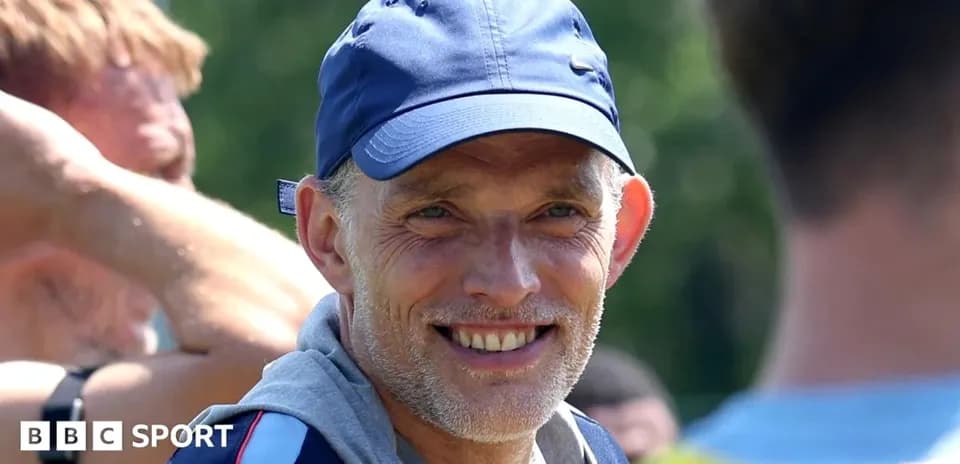 Тренер улыбается во время тренировки команды