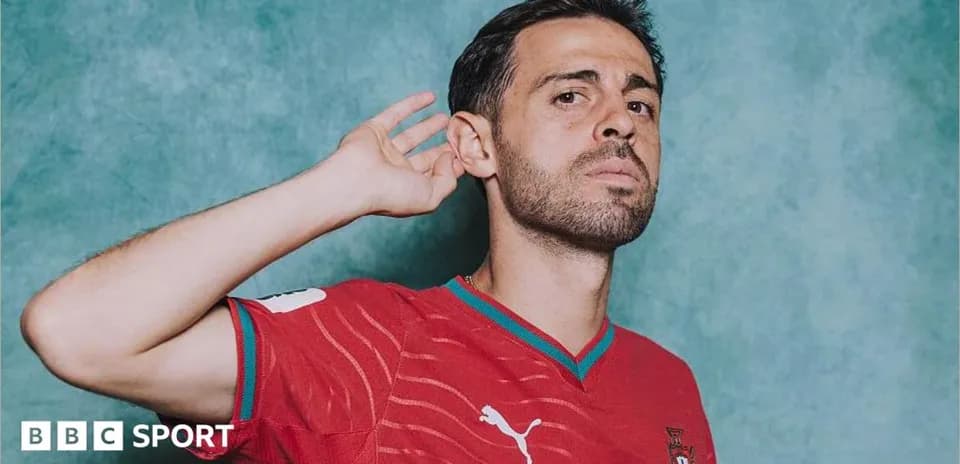Футболист в красной форме с логотипом Puma