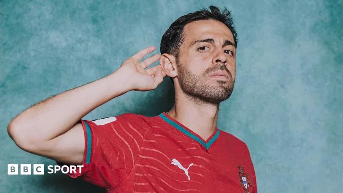 Футболист в красной форме с логотипом Puma