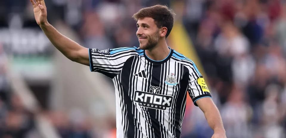 Игрок Newcastle United приветствует болельщиков на стадионе