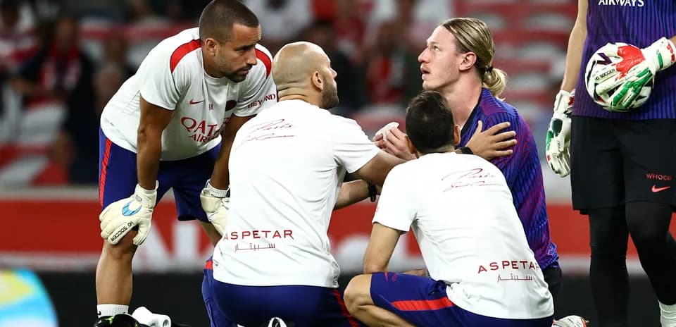 Врачи осматривают игрока на поле во время матча