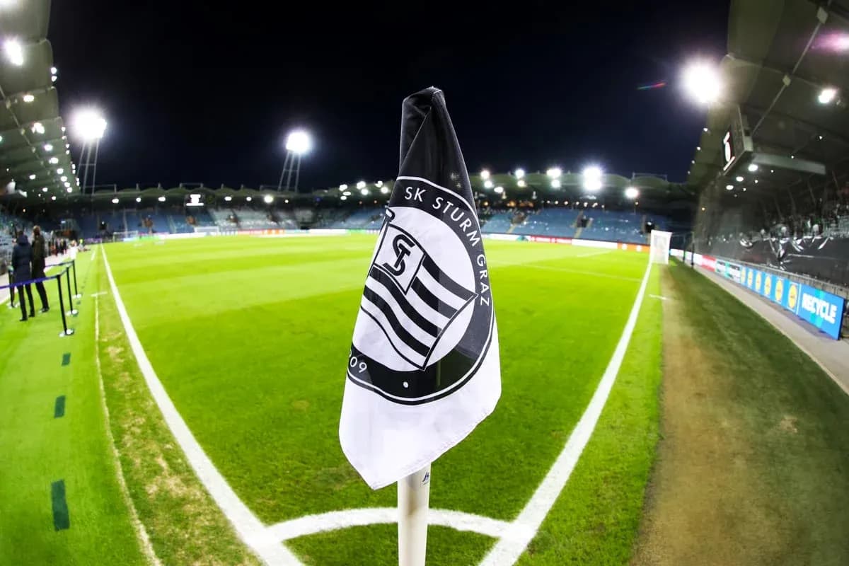 Уголовой флаг SK Sturm Graz на стадионе