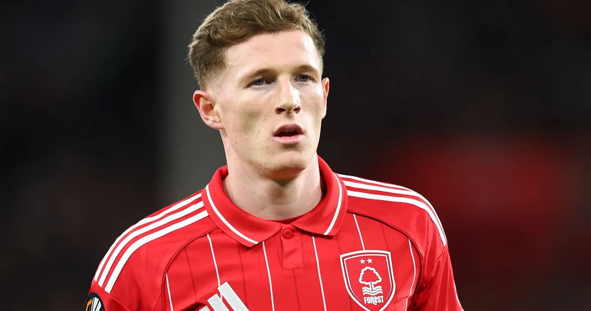 Игрок в красной форме Nottingham Forest на поле